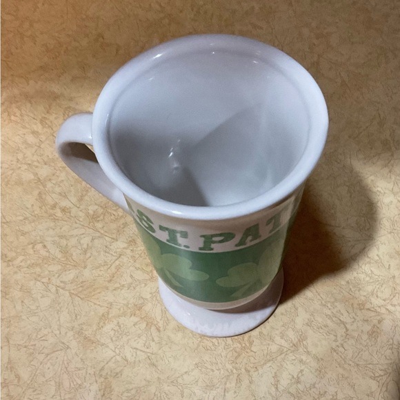 St. Patrick’s Day: mug, leprechaun, ngold plated/tone bracelet with green stone. - Picture 6 of 9